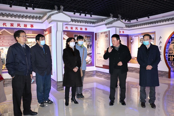 600调研组观看竹溪县中峰镇小南村家风馆.jpg